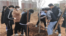 “春风携雨抚绿意 学子植荫树栋梁”——Bilibili下载
开展义务植树主题团日活动